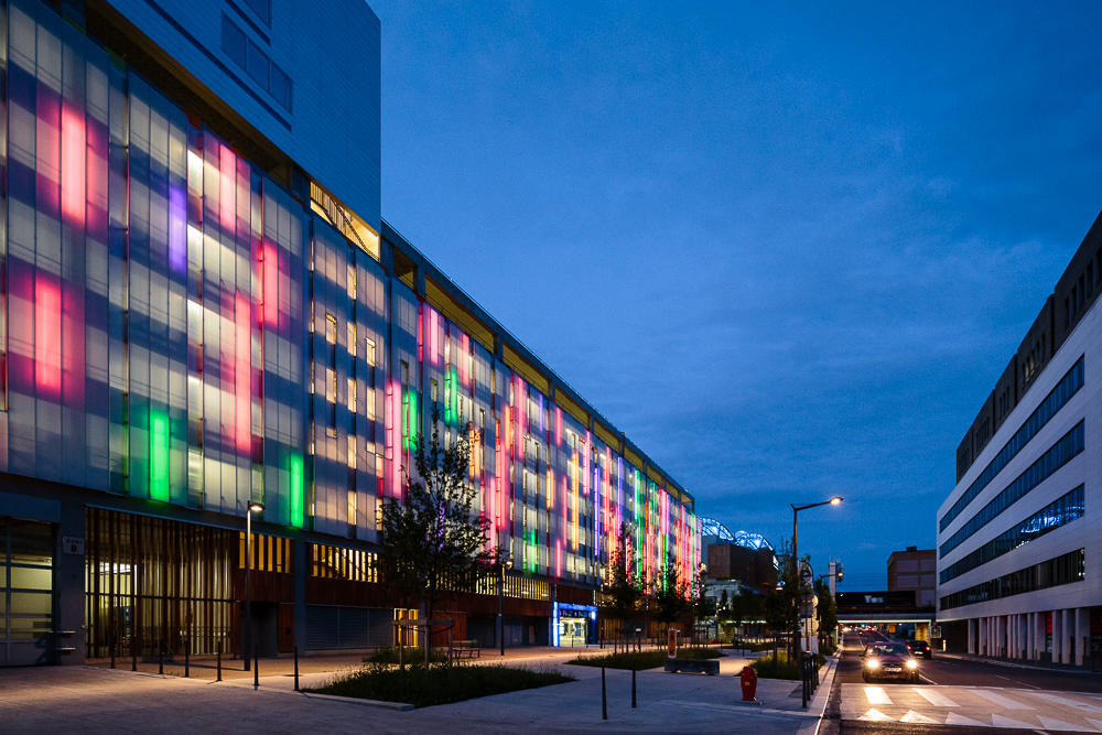 Design couleur par A3DC du parking UGC Accor Lyon Confluence, coloration et animation de la façade par Atelier 3D Couleur la première agence de Design couleur Lumière de nuit